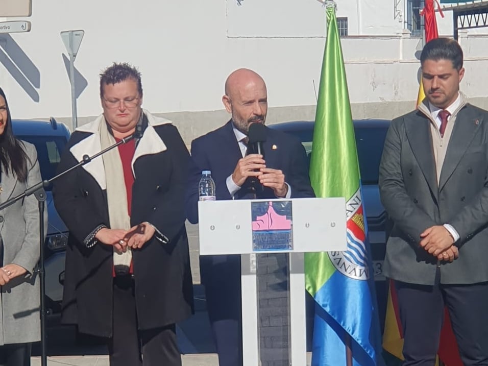 Javier Salas ha inaugurado este sábado, junto al alcalde de Fuente de Piedra, Siro Pachón, la nueva oficina de turismo del municipio, que  ha sido sufragada con fondos del Servicio de Empleo Público Estatal  invirtiendo unos 190.000 euros, casi el 65% de la  inversión global que asciende a 300.000 euros aportando los fondos  restantes el Ayuntamiento del municipio y la Diputación de Málaga.