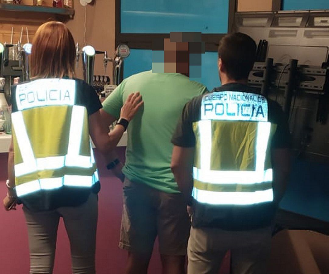 Los Agentes de la Policía Nacional en el momento de la detención.