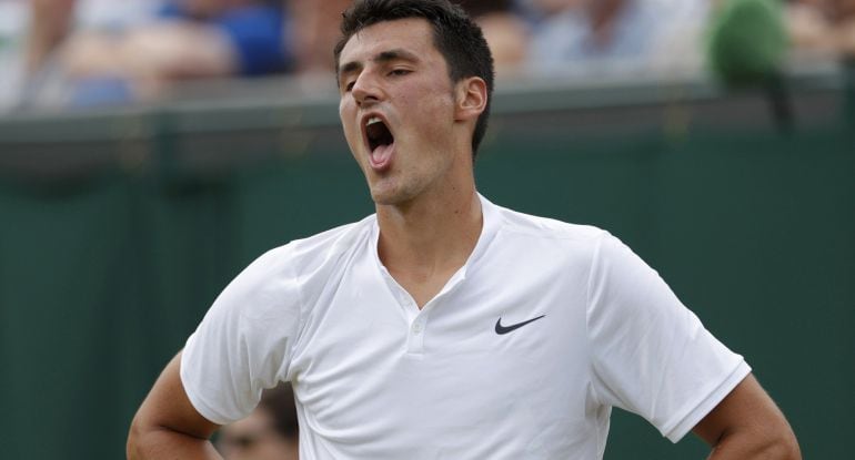 Tomic gesticula durante el partido ante Verdasco en Wimbledon