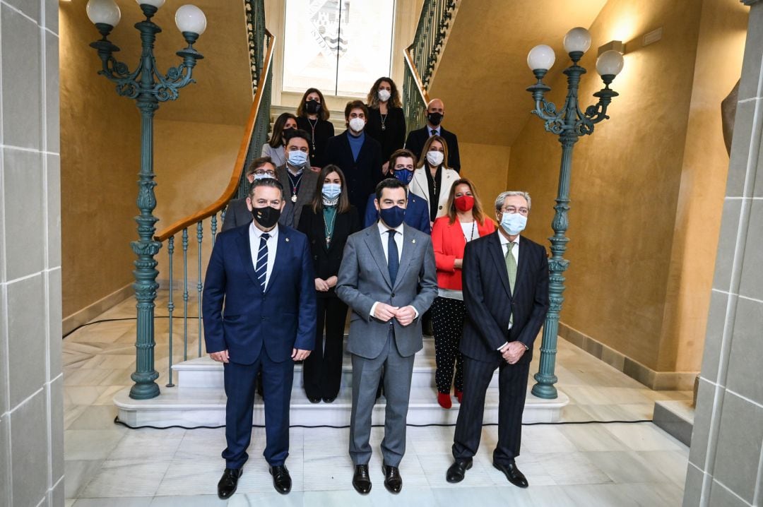 Miembros del equipo de gobierno de Linares junto al presidente de la Junta de andalucía y el consejero de Economía.