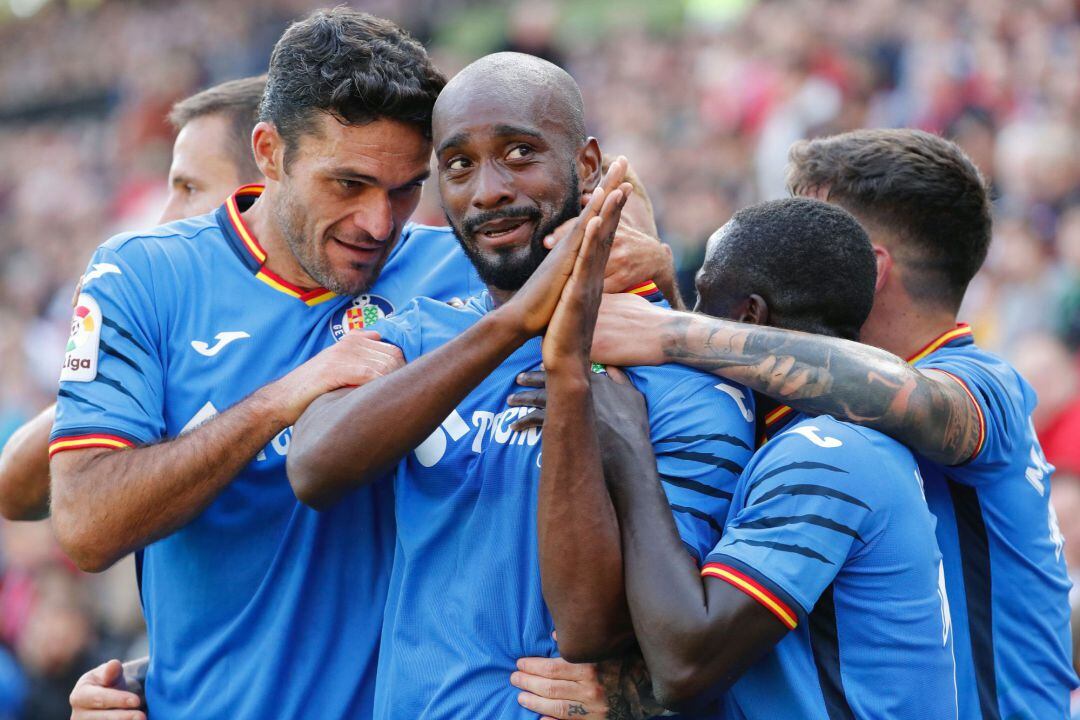  El jugador francés del Getafe Dimitri Foulquier celebra el primer gol ante el Rayo Vallecano en el partido de la novena jornada de la liga que se disputa en el estadio de Vallecas