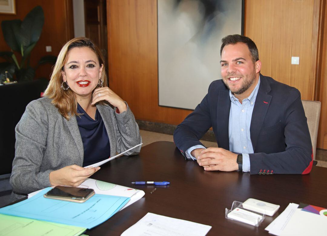 La presidenta del Cabildo de Lanzarote, María Dolores Corujo, y el vicepresidente Jacobo Medina.