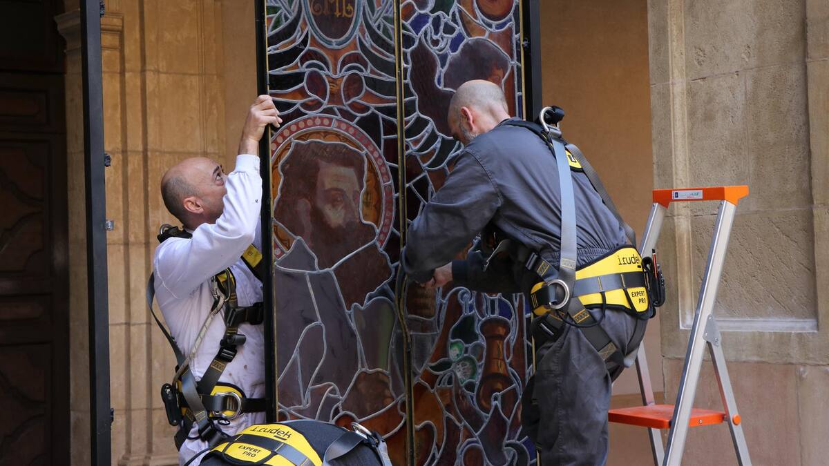 Las vidrieras de San Pedro y San Pablo regresan a la fachada de la Catedral de Murcia