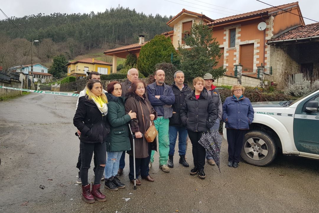 Los vecinos afectados siguen, junto a sus casas, la evolución del trabajo de lso técnicos encargados de comprobar el estado de la ladera del monte. 