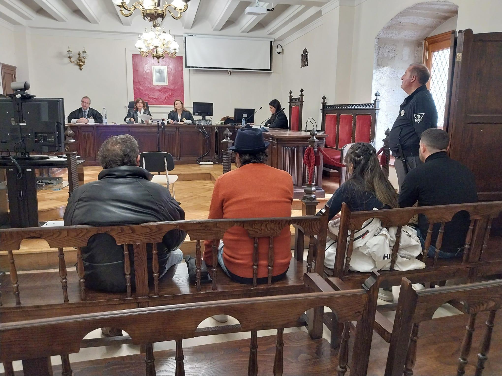 Los acusados en el banquillos de la Audiencia Provincial