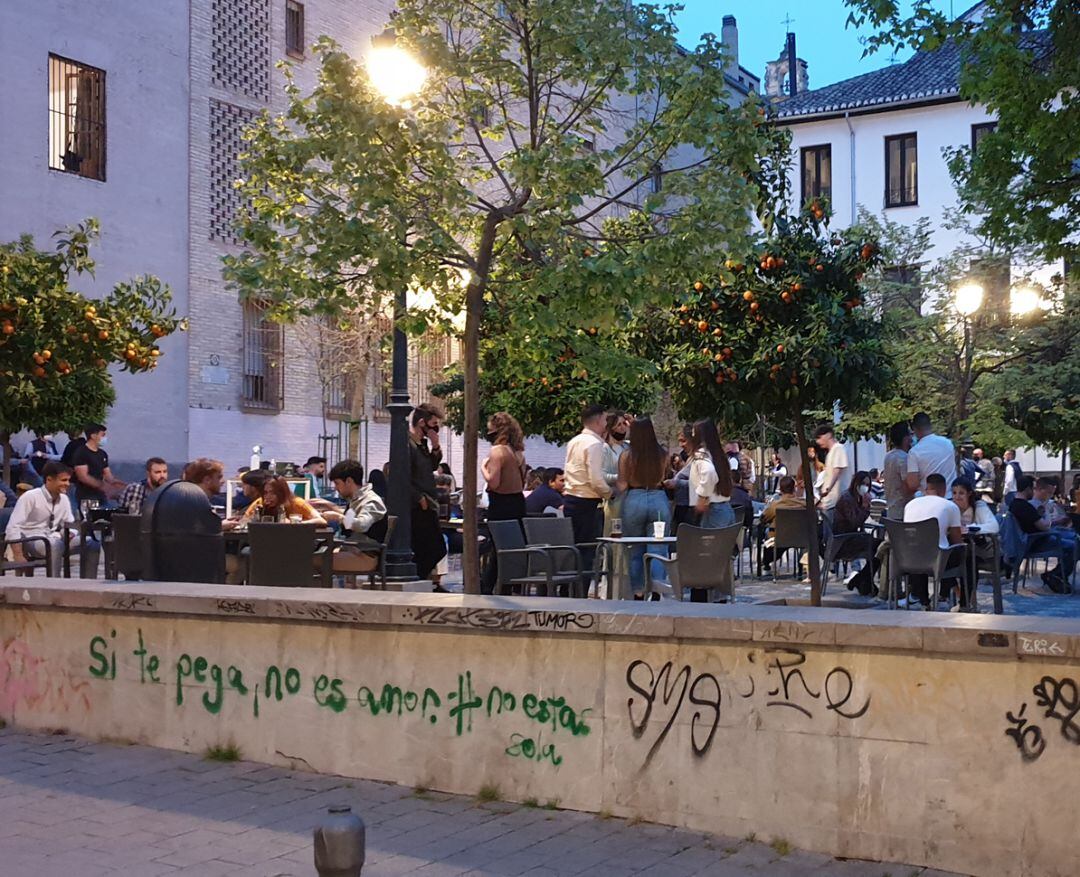 Terraza de bar llena en el Realejo, en pleno centro de Granada, durante esta Semana Santa de 2021