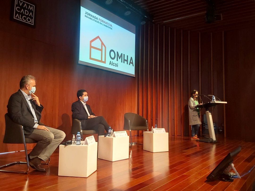 Héctor Illueca, vicepresidente segundo, y Antonio Francés, alcalde de Alcoy, durante la inauguración de la jornada formativa sobre vivienda celebrada este martes en el IVAM CADA Alcoi.