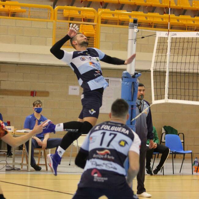 Manu Salvador, al remate en Los Pajaritos.