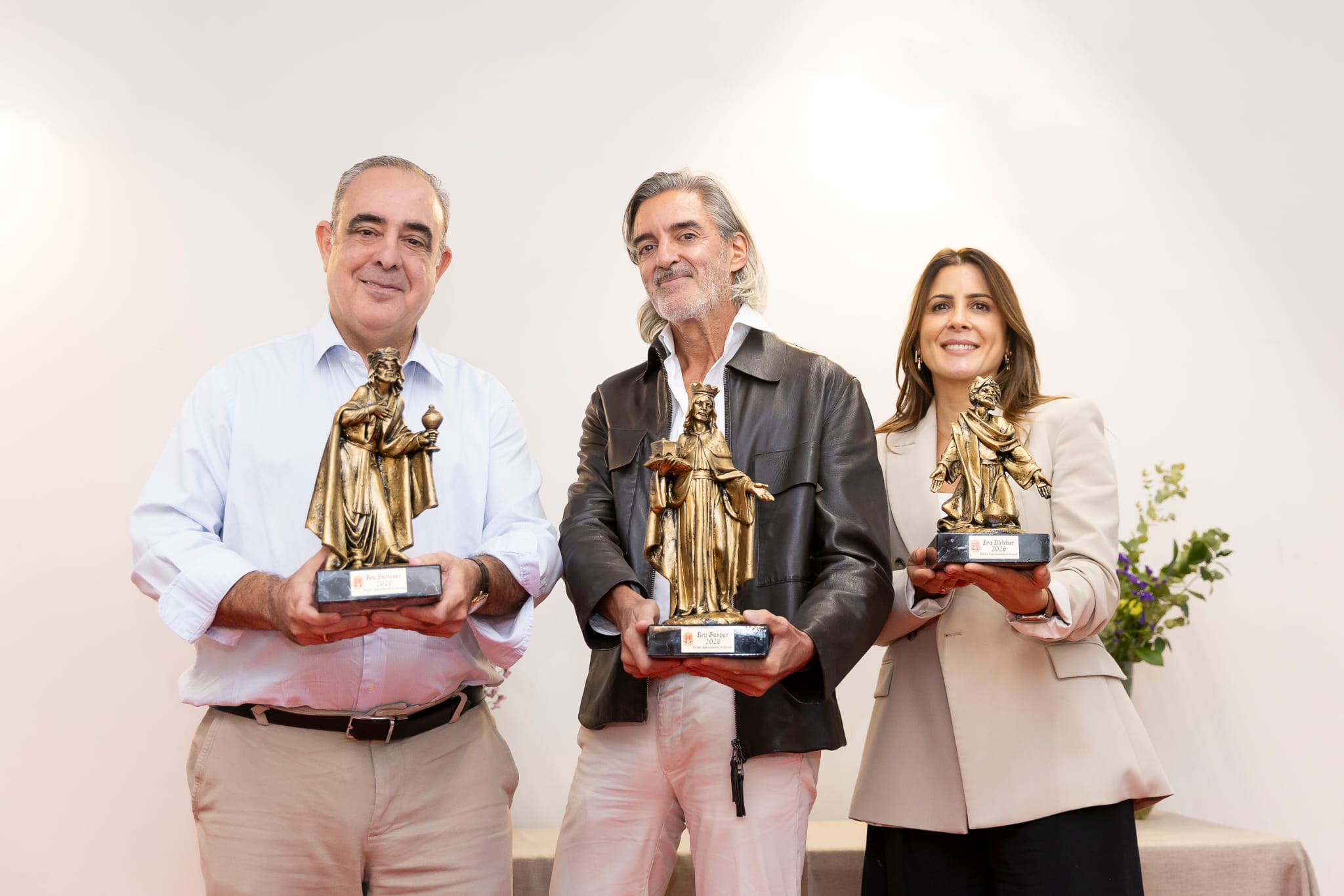 Ignacio Amirola, Carlos Bosch y Antonio Berasaluce (su hija ha recogido el testigo) serán los Reyes Magos 2026. Foto: Ayuntamiento de Alicante