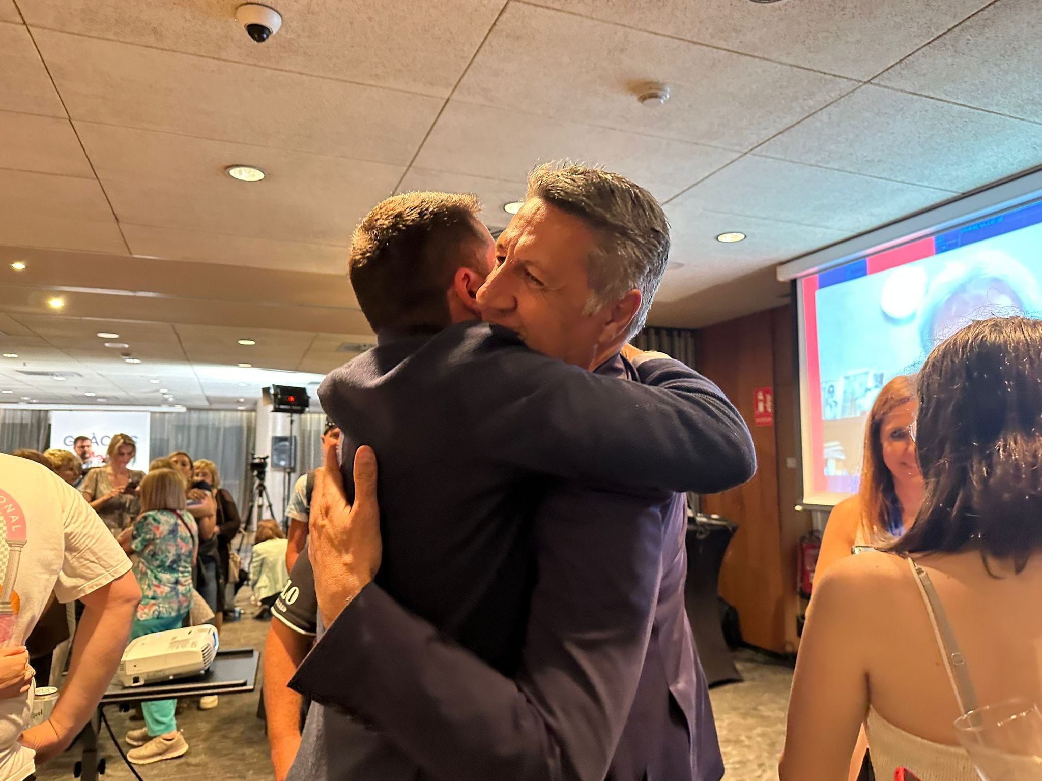 Xavier García Albiol celebra su victoria en Badalona.