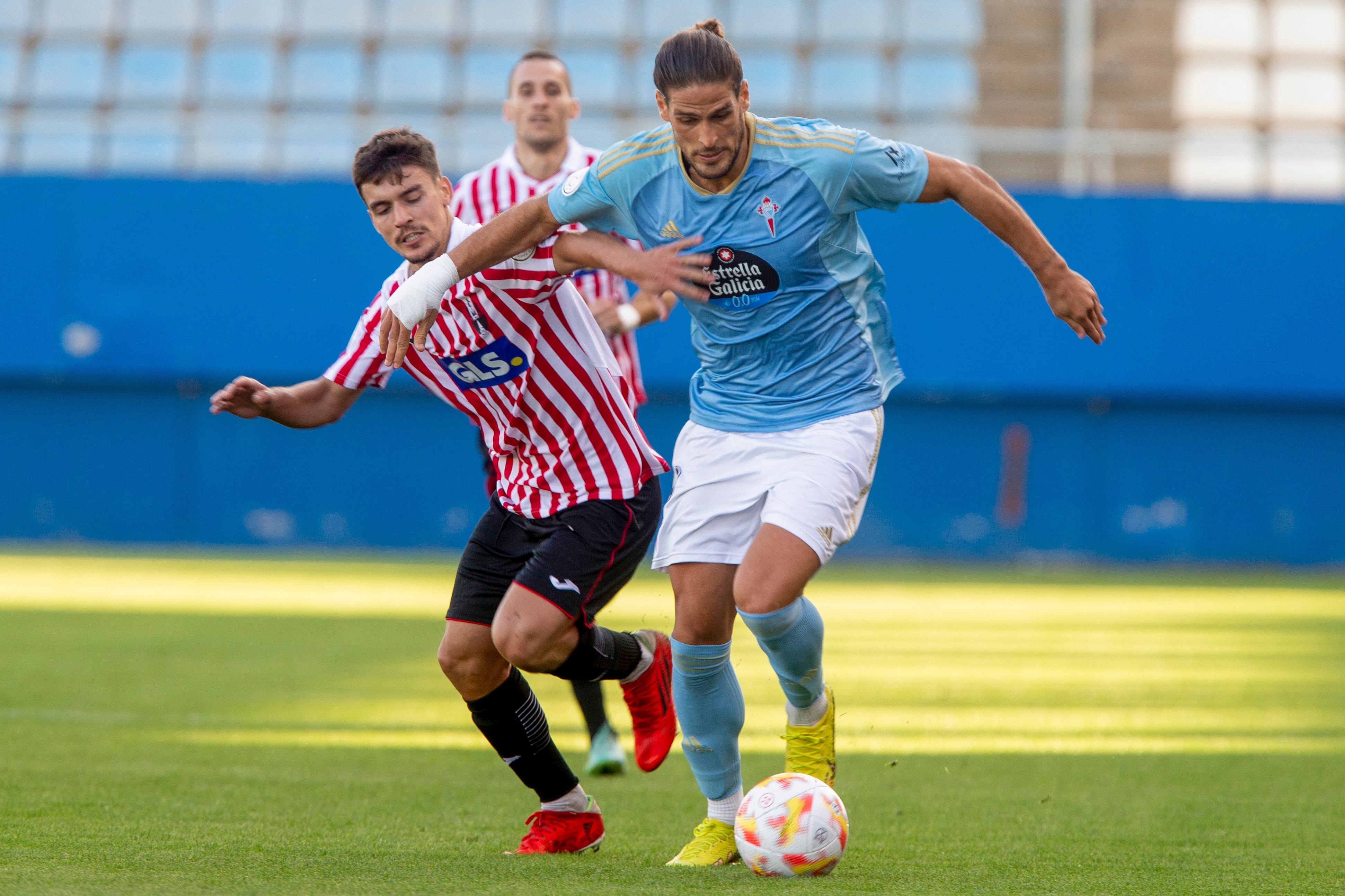 LORCA, (MURCIA), 13/11/2022.- El jugador del R.C Celta Gonzalo Paciencia (d), controla el balón ante la presión del jugador del C.D Algar Juan Alfonso (i), durante el partido de la primera ronda de la Copa de S.M el Rey, este domingo en el estadio Francisco Artes Carrasco de Lorca. EFE/Marcial Guillén
