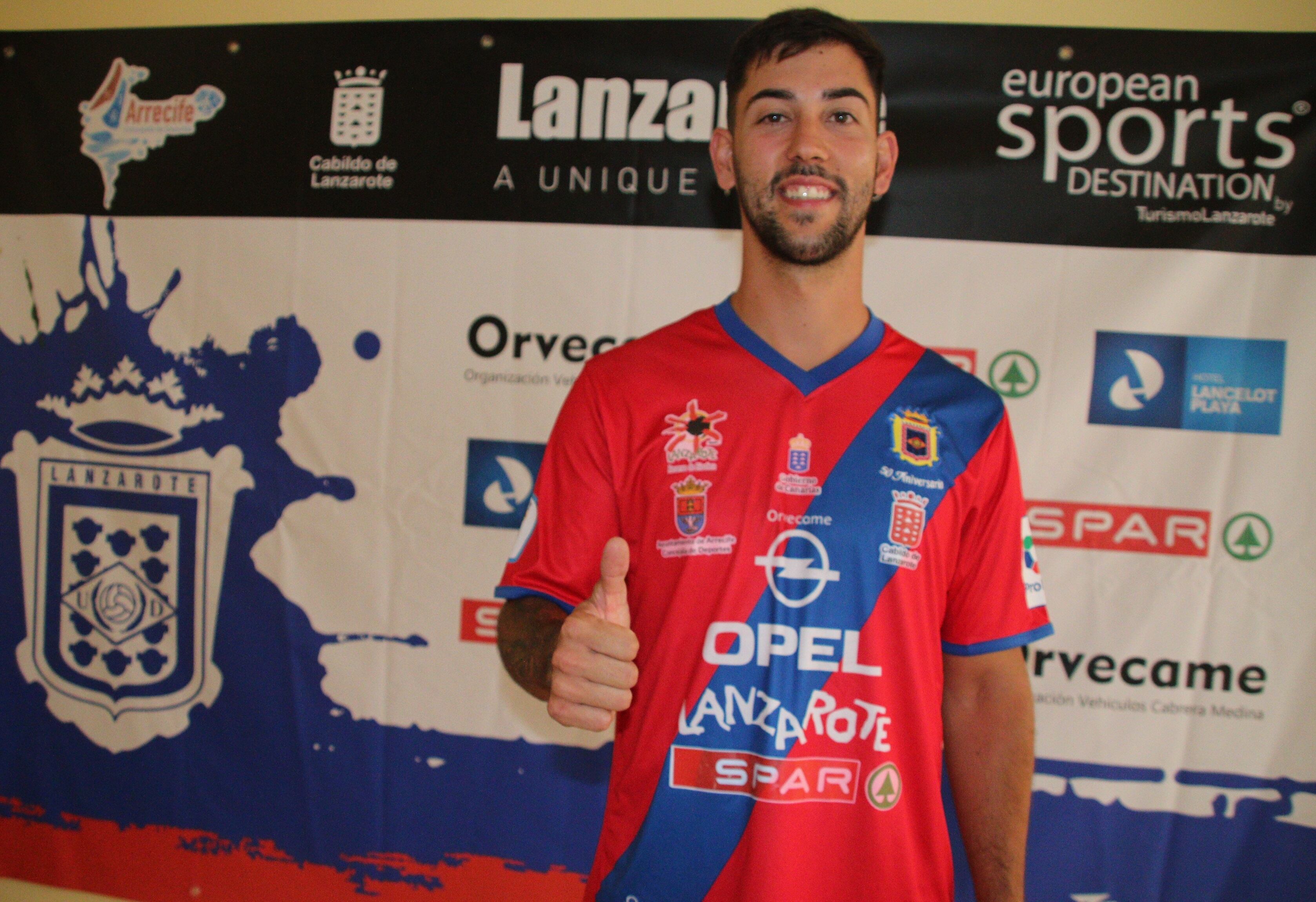 Juanca Ramos con la camiseta de la UD Lanzarote.