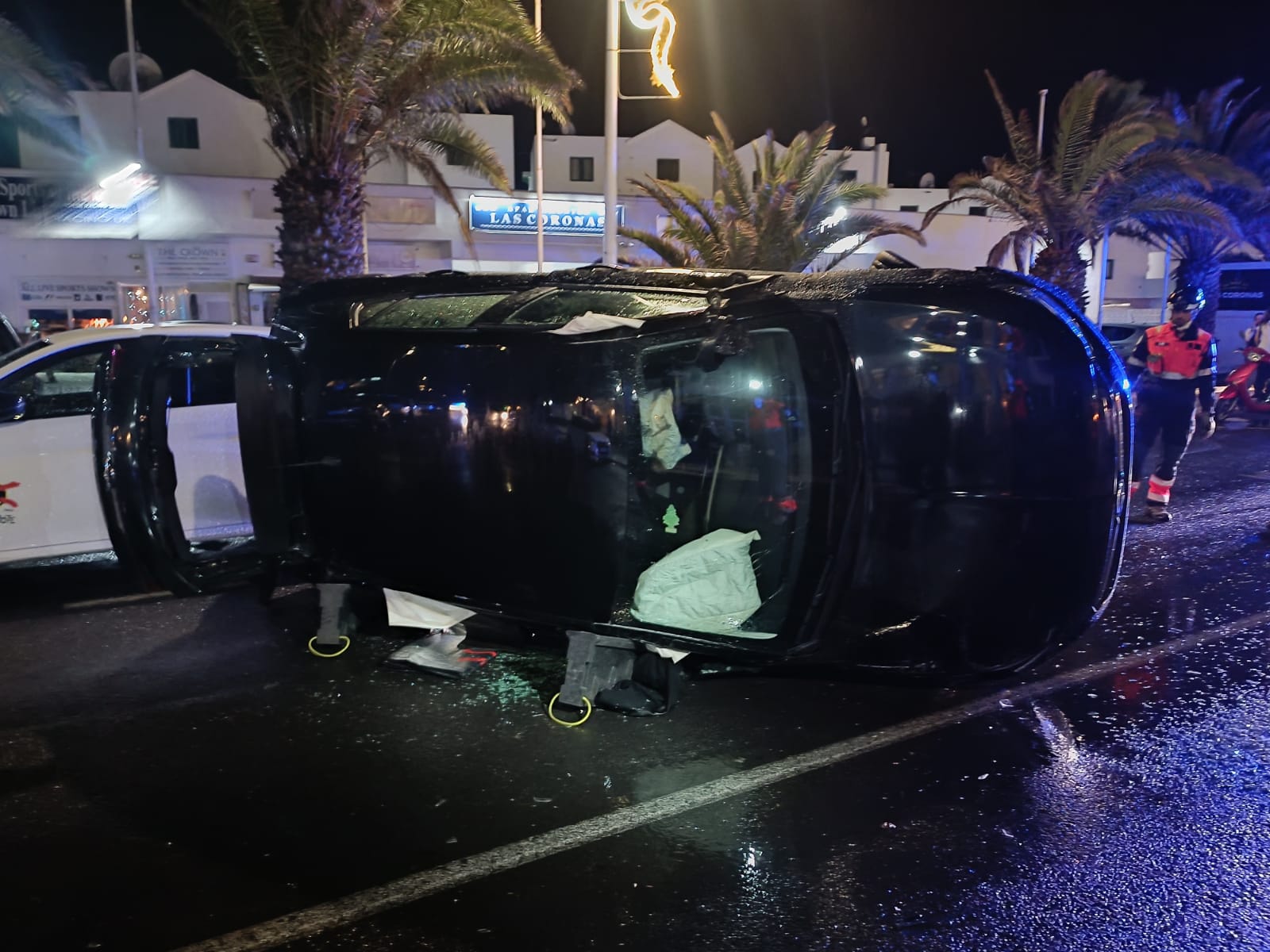 Vehículo volcado en la Avenida del Mar de Costa Teguise, en Lanzarote.