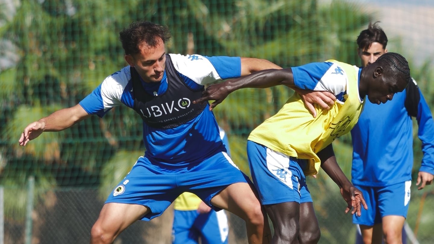 Carlos Mangada pugna un balón en el entrenamiento del Hércules en Fontcalent. Foto: Hércules CF
