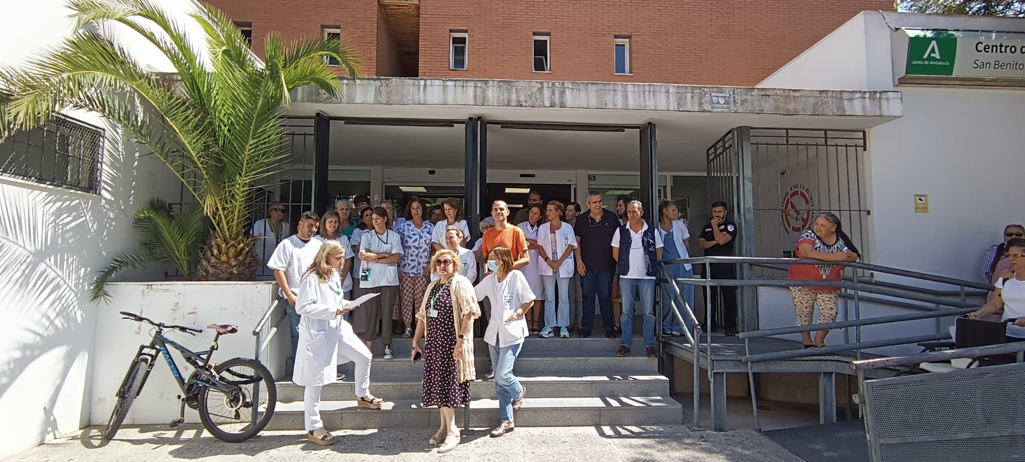Concentración a las puertas del centro de salud de San Benito, Jerez, tras la agresión a un celador
