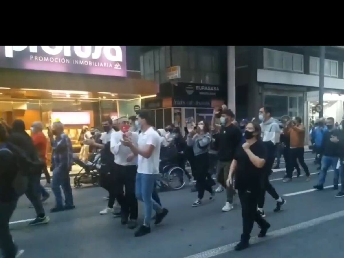 Los hosteleros protestan en la calle contra el cierre de los bares