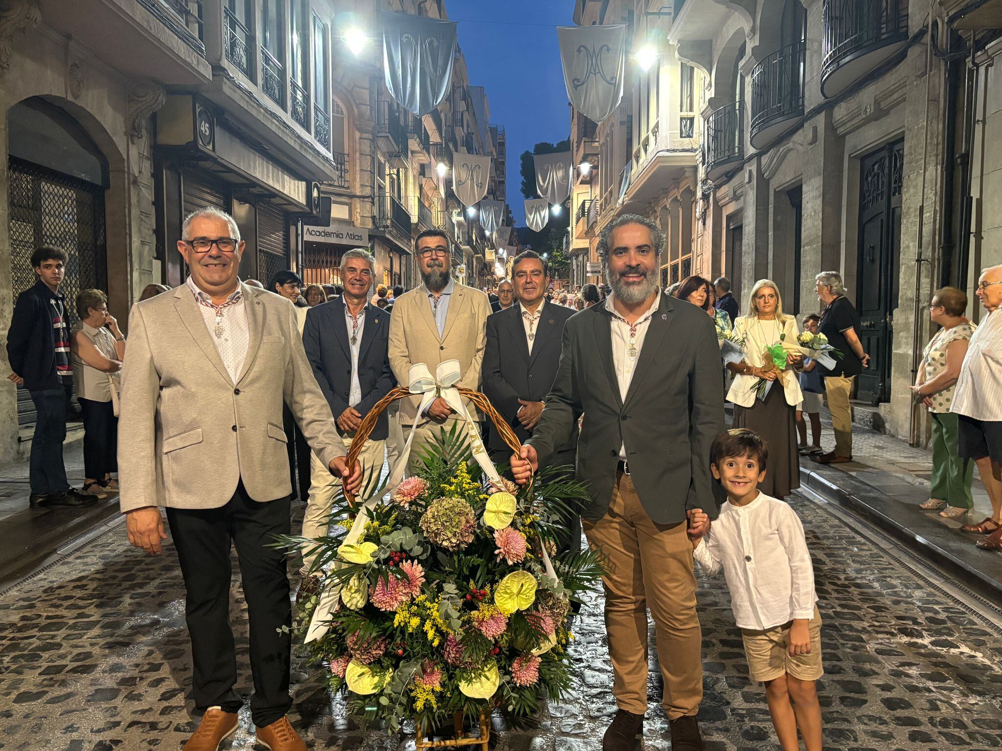 Nando Jordá, alférez cristiano de la Filà Asturianos y Miguel Espí, alférez moro de la Filà Realistas portando la cesta de flores y, detrás, Javier Ferrándiz, capitán cristiano de la Filà Andaluces; Rubén Calatayud, mossén Torregrosa, y José Ignacio López, capitán moro de la Fila Marrakesch.