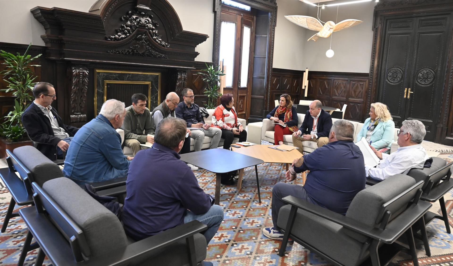 Reunión de la alcaldesa de València, María José Catalá, con la Federación de Asociaciones de Vecinos de la ciudad para hablar del soterramiento de las vías de Serrería