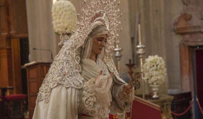 La Virgen de La Paz, luciendo diadema de plata, durante su estancia en la parroquia del Sagrario de la Catedral