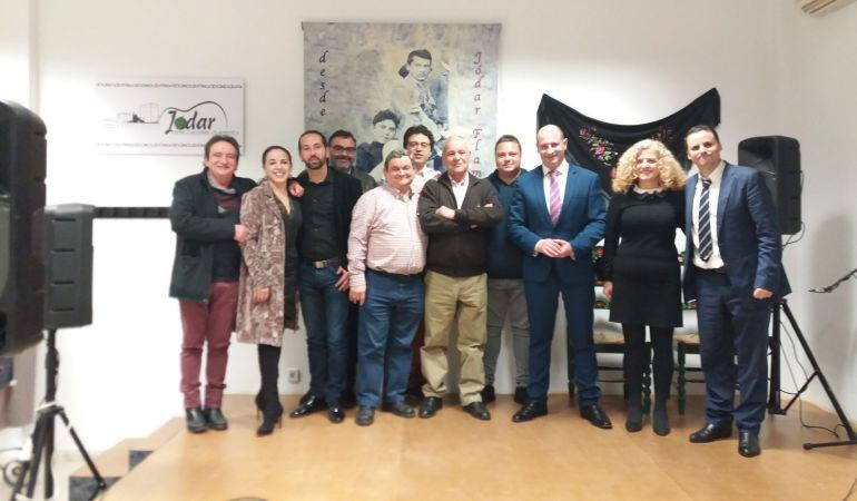 Foto de familia con artistas, miembros de la Peña Flamenca, concejales y alcalde