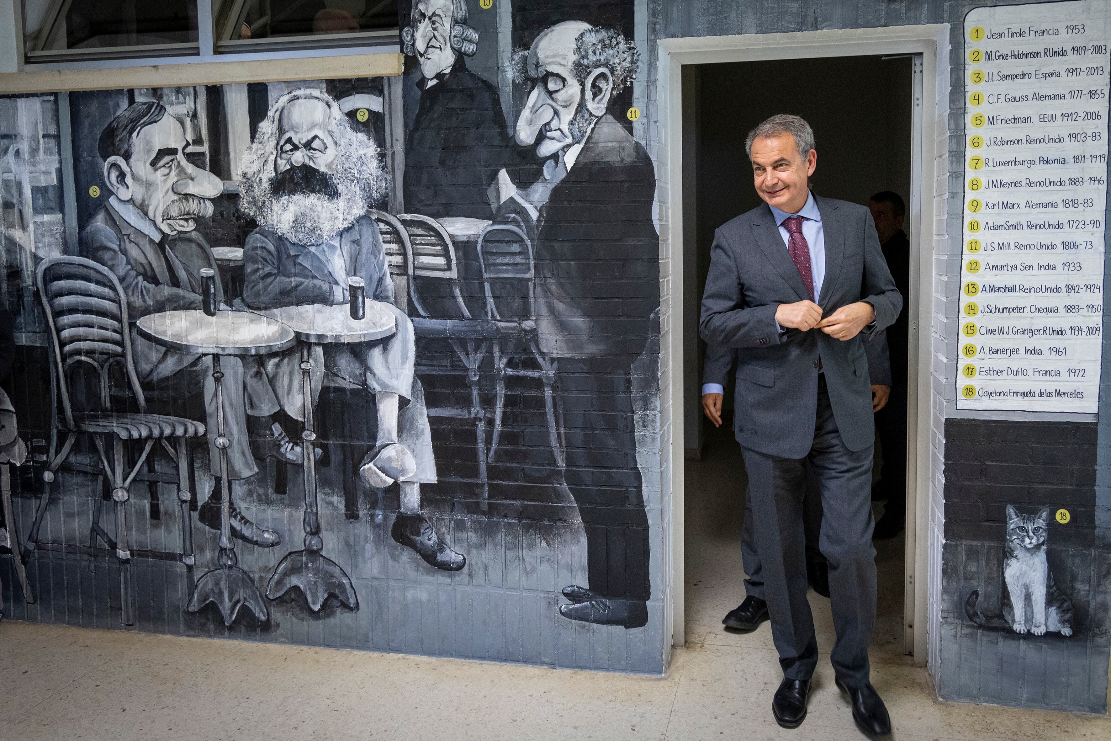 MÁLAGA, 02/04/2024.-El expresidente del Gobierno José Luis Rodríguez Zapatero a su llegada este martes a la Universidad de Málaga donde ha impartido una conferencia y donde ha dicho que considera que el reconocimiento de Palestina como Estado, como prevé hacer antes del mes de julio el actual jefe del Ejecutivo español, Pedro Sánchez, es &quot;una decisión trascendente y acertada&quot;. EFE / Álvaro Cabrera
