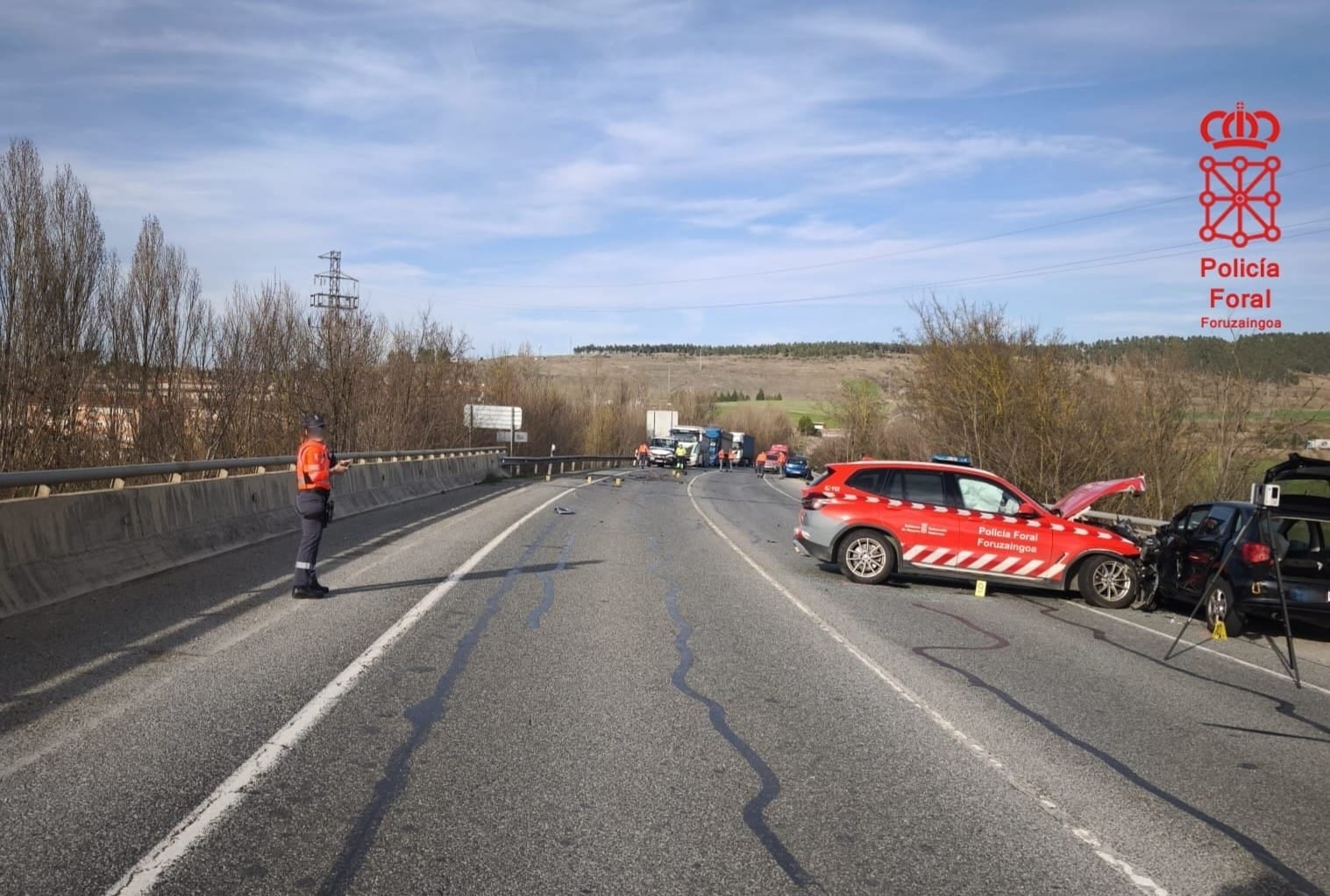 Entre los vehículos involucrados en el siniestro múltiple se encuentra un coche de la Policía Foral.