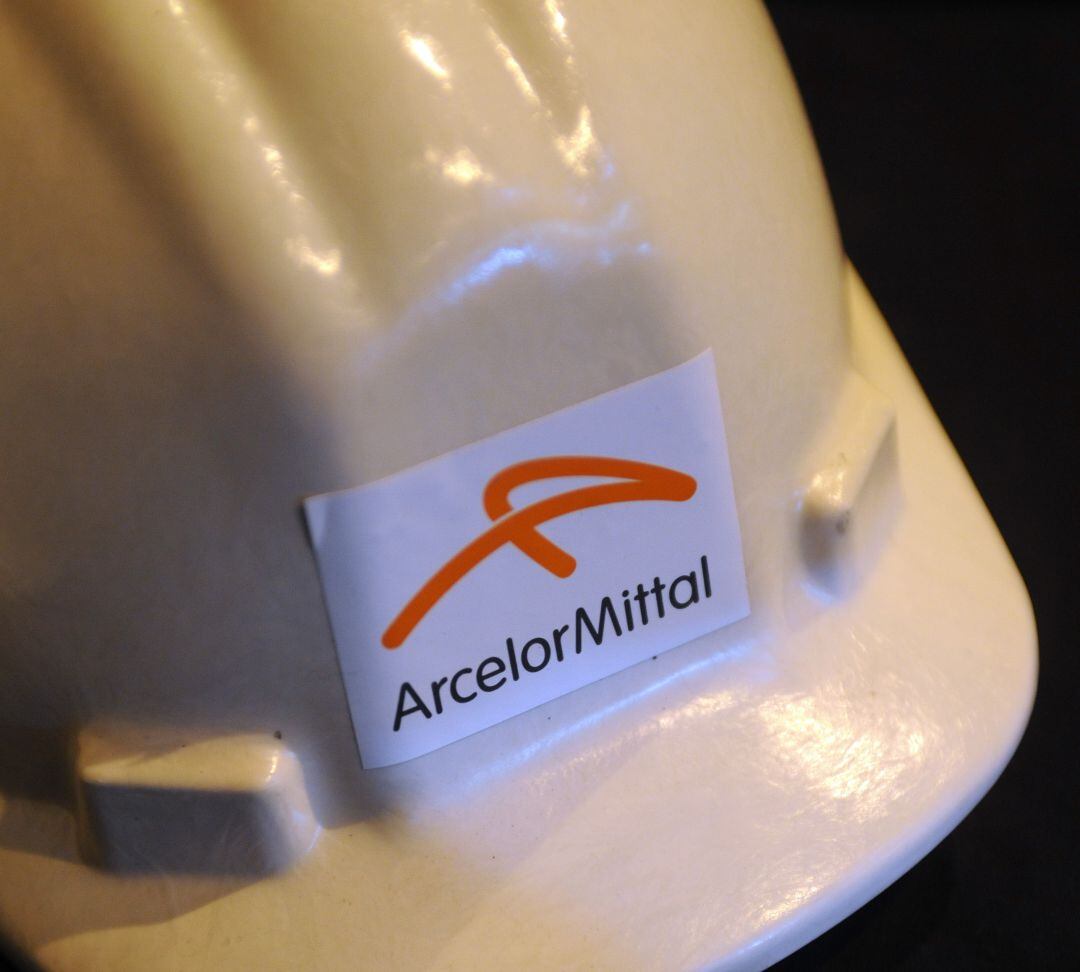 Casco de trabajo de ArcelorMittal.