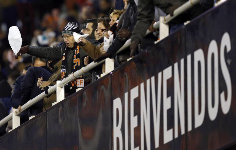 Aficionados del Valencia muestran pañuelos blancos al finalizar el partido de Liga de Primera División que Valencia CF y UD Las Palmas disputaron esta noche en el estadio de Mestalla, en Valencia. EFE