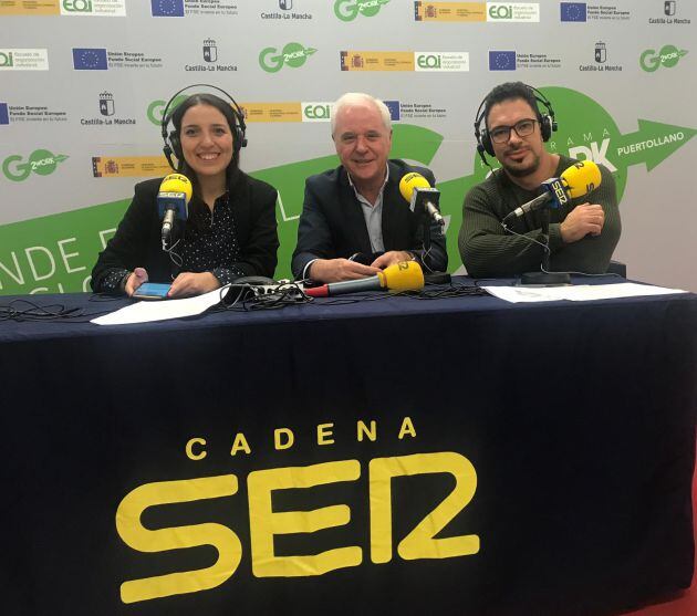 Gema Molina y Mario Carrero, conductores de &quot;Hoy por Hoy&quot; con el mentor residente en el Coworking de Puertollano, Jose Fernando Sánchez Bódalo