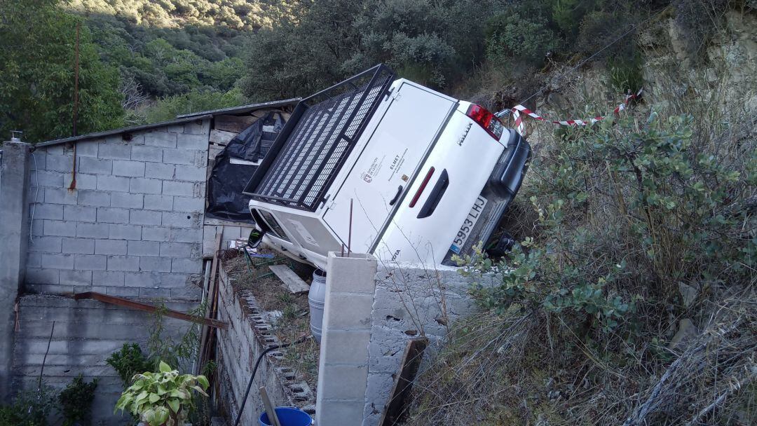 La pick-up se quedó a un metro de precipitarse al vacío y entrar al huerto de la vivienda