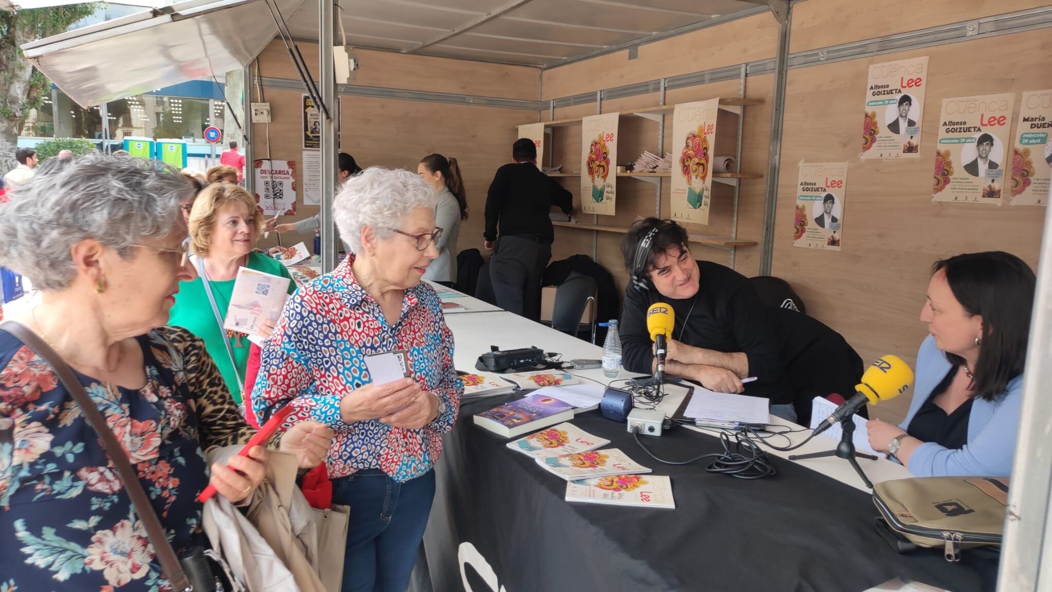 El programa se ha emitido desde la plaza de España donde se ubican las casetas de los libreros y editoriales.
