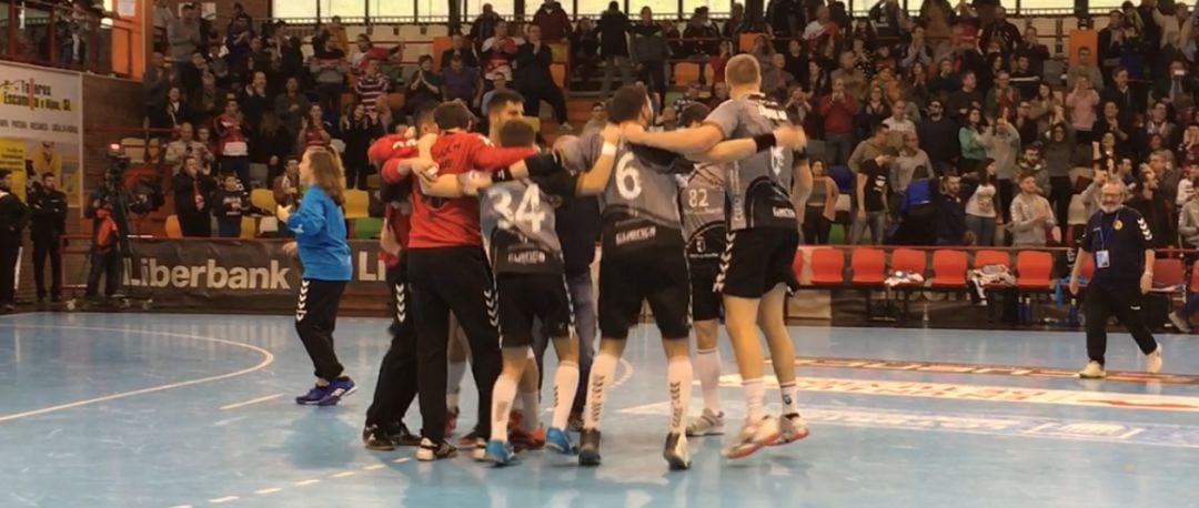 Los jugadores del Liberbank Cuenca celebran el triunfo ante el Holstebro