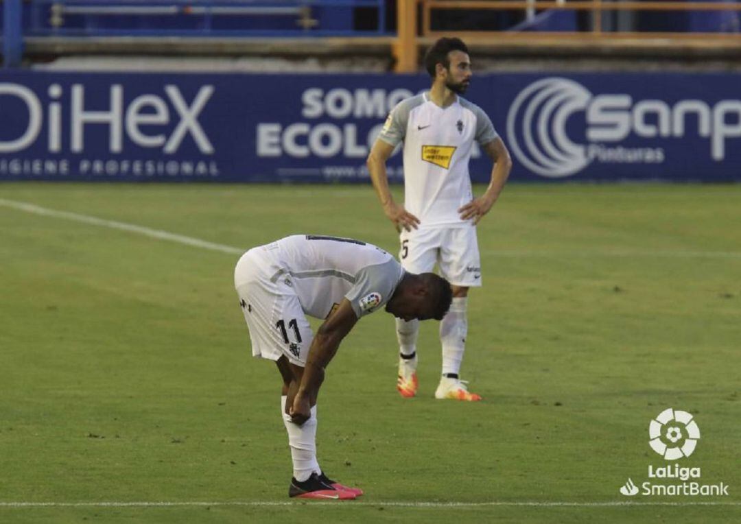 Murilo y Molinero con gestos de abatimiento tras uno de los goles del Extremadura.