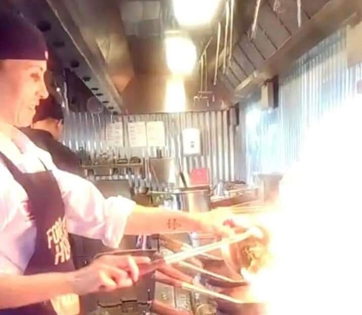 Erika Fernández en pleno trabajo al pie de los fogones