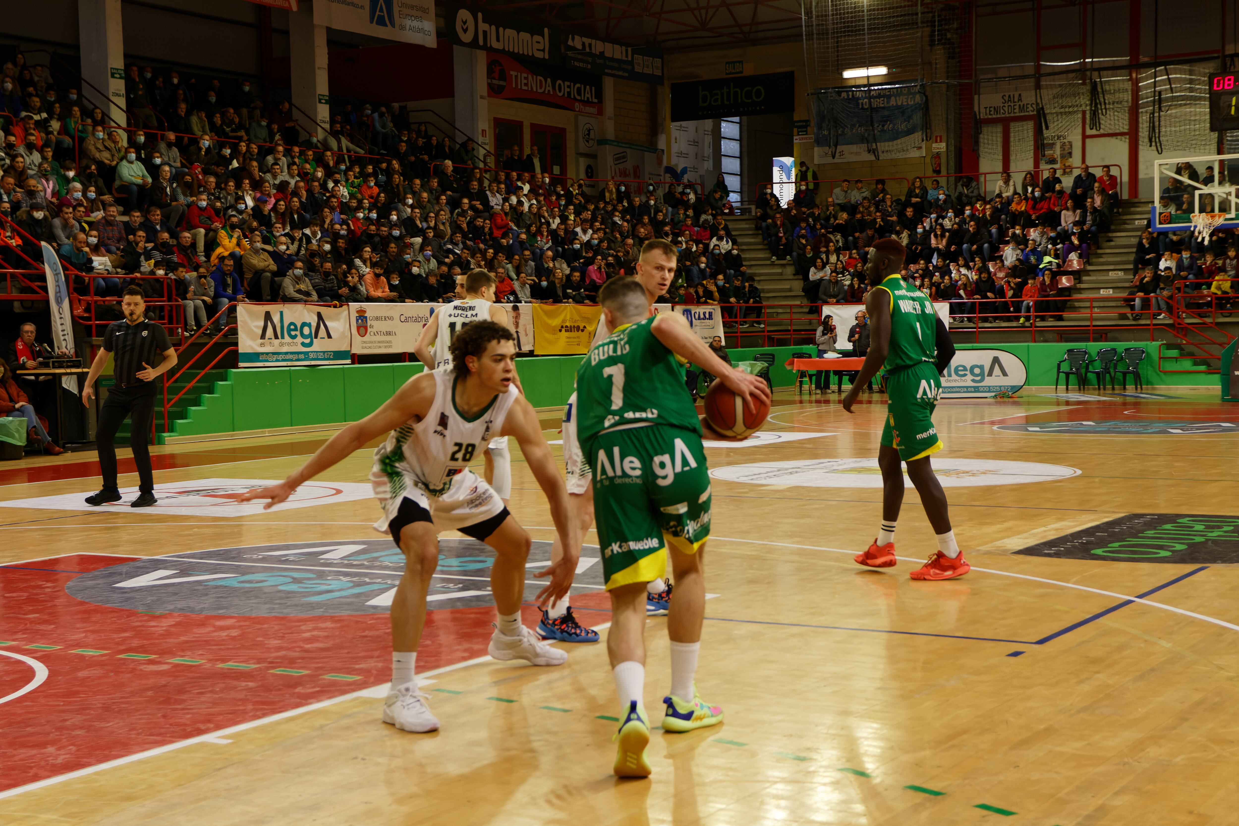 Mirza Bulic, en uno de los ataques del Grupo Alega la pasada temporada en el Vicente Trueba