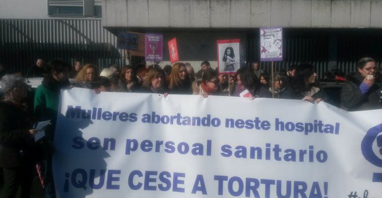 Concentración en el CHUAC de la Plataforma por un Aborto digno