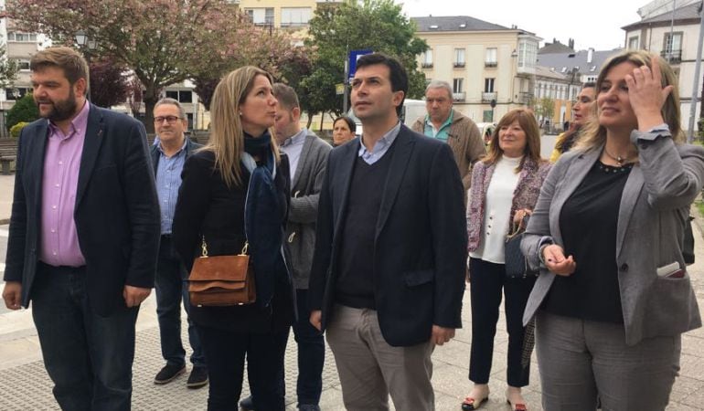 Caballero en su visita a Lugo acompañado de la alcaldesa, Lara Méndez, y miembros del Partido Socialista