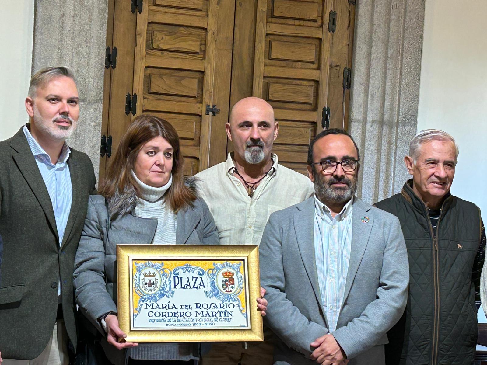 Fotografía final del homenaje a Charo Cordero. Toñi Cordero, la hermana, sostiene la plaza conmemorativa.