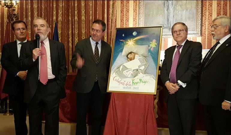 De izquierda a derecha, junto al cartel, el delegado municipal de Fiestas Mayores, Juan Carlos Cabrera; el pintor Eduardo Naranjo, el alcalde Juan Espadas, Alberto Máximo Pérez Calero, presidente del Ateneo; y Antonio Zambrana, presidente de la sección de