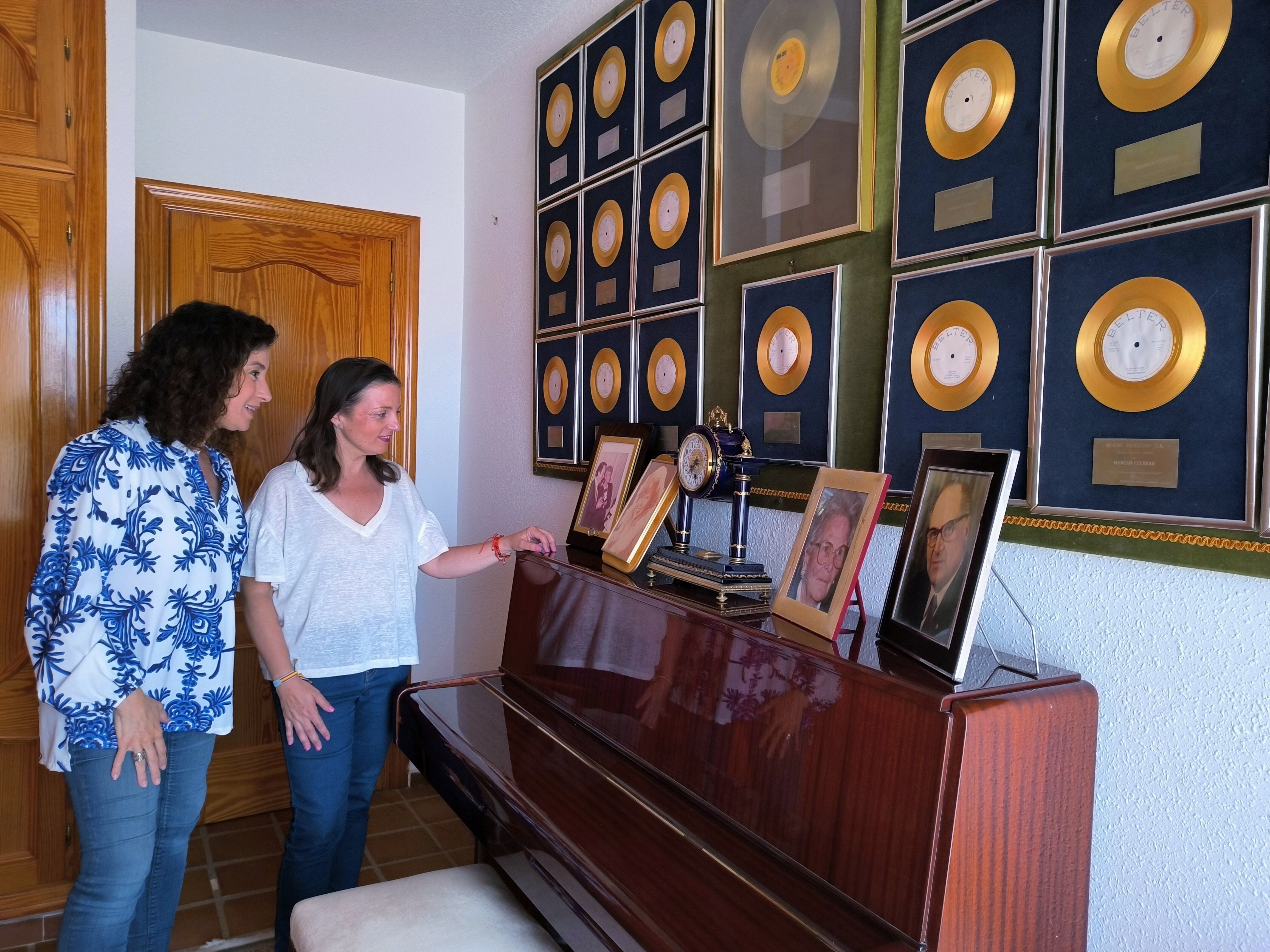 La candidata socialista, Cristina Escoda, y Vanessa García, hija de Manolo Escobar, han alcanzado un acuerdo para poner en marcha el proyecto de su museo en Benidorm