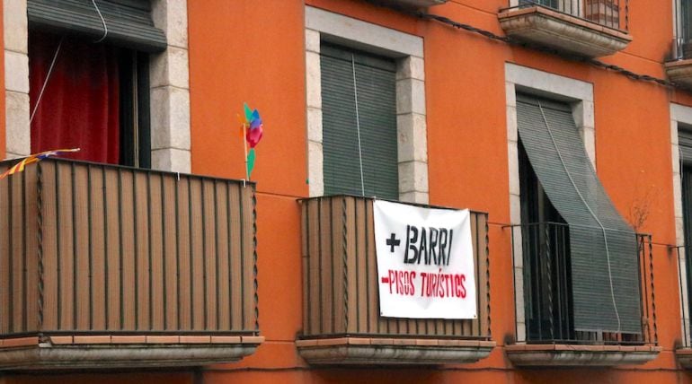 Pancartes al barri de Sant Pere de Girona contra l&#039;aparició de nous pisos turístics