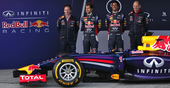 Christian Horner, Sebastian Vettel, Daniel Ricciardo y Adrian Newey, antes de los entrenamientos de pretemporada de Jerez.