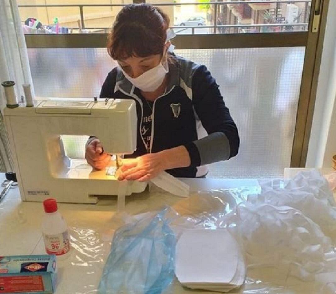 Una colaboradora haciendo mascarillas desde casa
