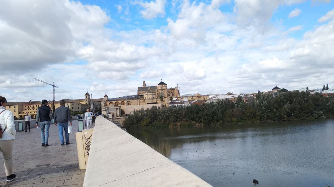 Turistas paseando por el Puente Romano de Córdoba
