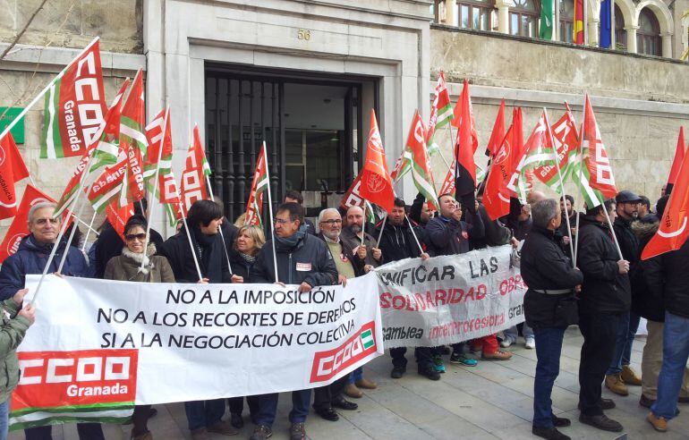 Concentración de protesta ante la Junta de Andalucía en Granada de los trabajadores de Cetursa Sierra Nevada