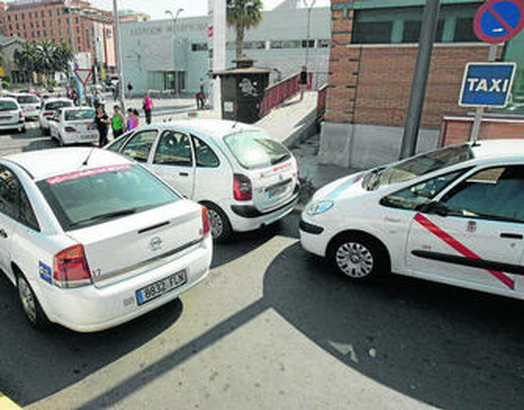 Seis jóvenes apalean a un taxista.