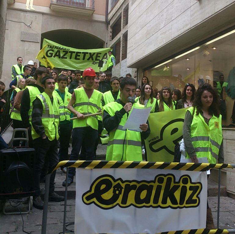 Jóvenes ataviados con ropa y material de trabajo presentan la campaña &quot;ERAIKIZ&quot; 