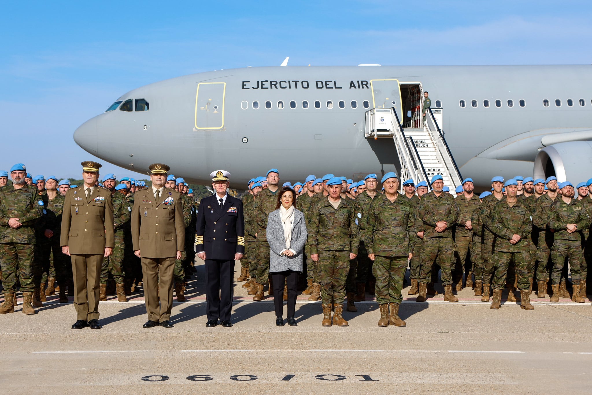 La ministra de Defensa, Margarita Robles, despide a los militares cordobeses que parten hacia El Líbano