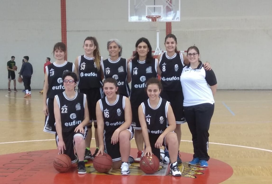 Marta Martín, a la derecha de la imagen como entrenadora del equipo femenino del CB Cuéllar. Imagen de archivo