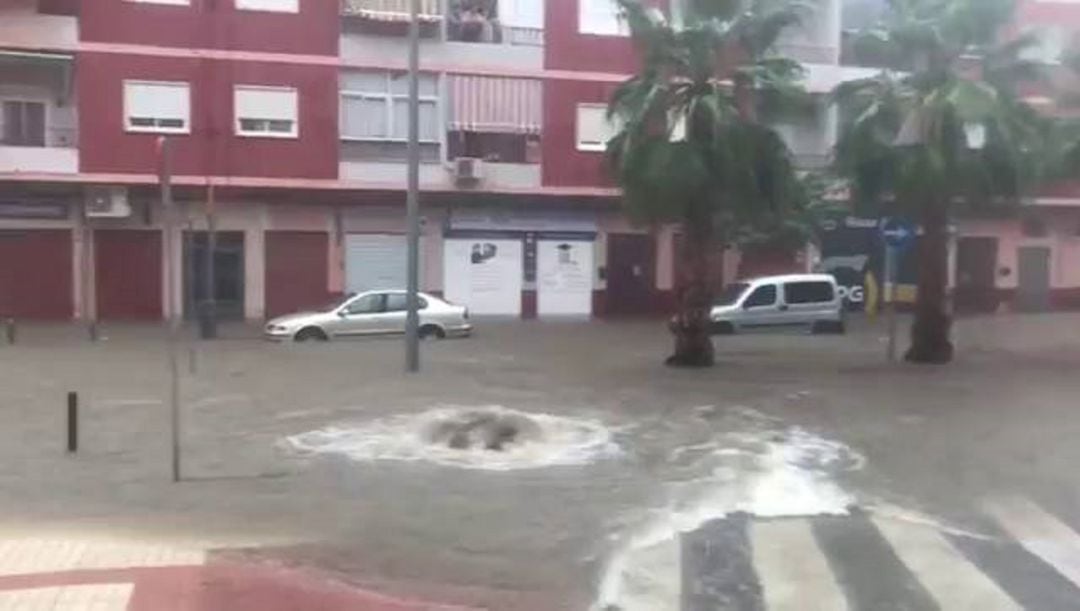 La avenida Jaime I de Sax tras una fuerte lluvia